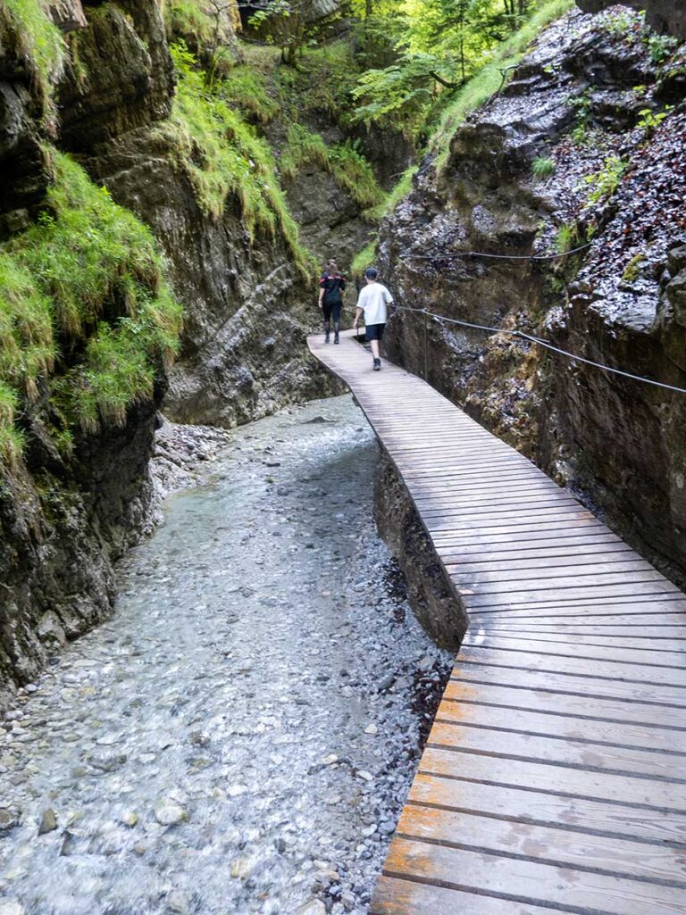 Griesbachklamm árnyékos szurdoka és patakparti fahídja