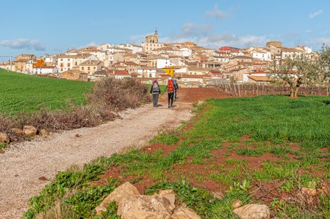 Zarándokok a Camino Francés útvonalán, Cirauqui közelében, Navarra, Spanyolország