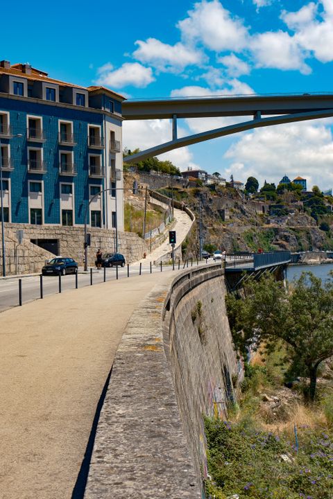 Folyóparti gyalogos útvonal a Douro partján, Porto városában, a Camino Portugués hangulatával
