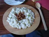 Bryndzové halušky – juhtúrós galuska szalonnával, szlovák étel