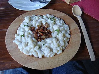Bryndzové halušky – juhtúrós galuska szalonnával, szlovák étel